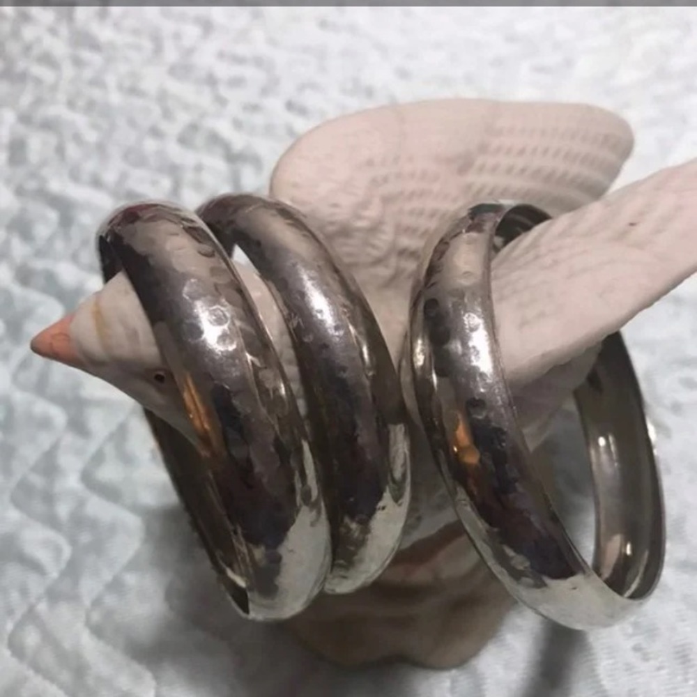 🎁3/&13.00🎁3pcs.Medium size light Weight stainless bungles.